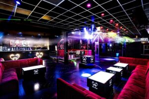 dancefloor et pole dance au club libertin du val d'oise the strip